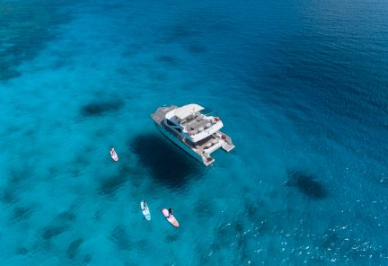 ケラマブルーの海に浮かぶカタマランボート