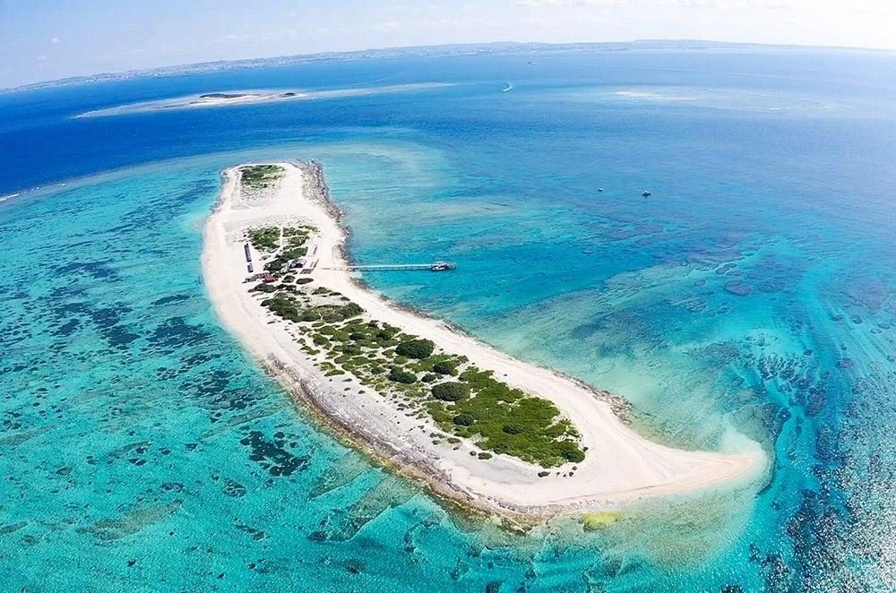上空から見たナガンヌ島とケラマブルーの海